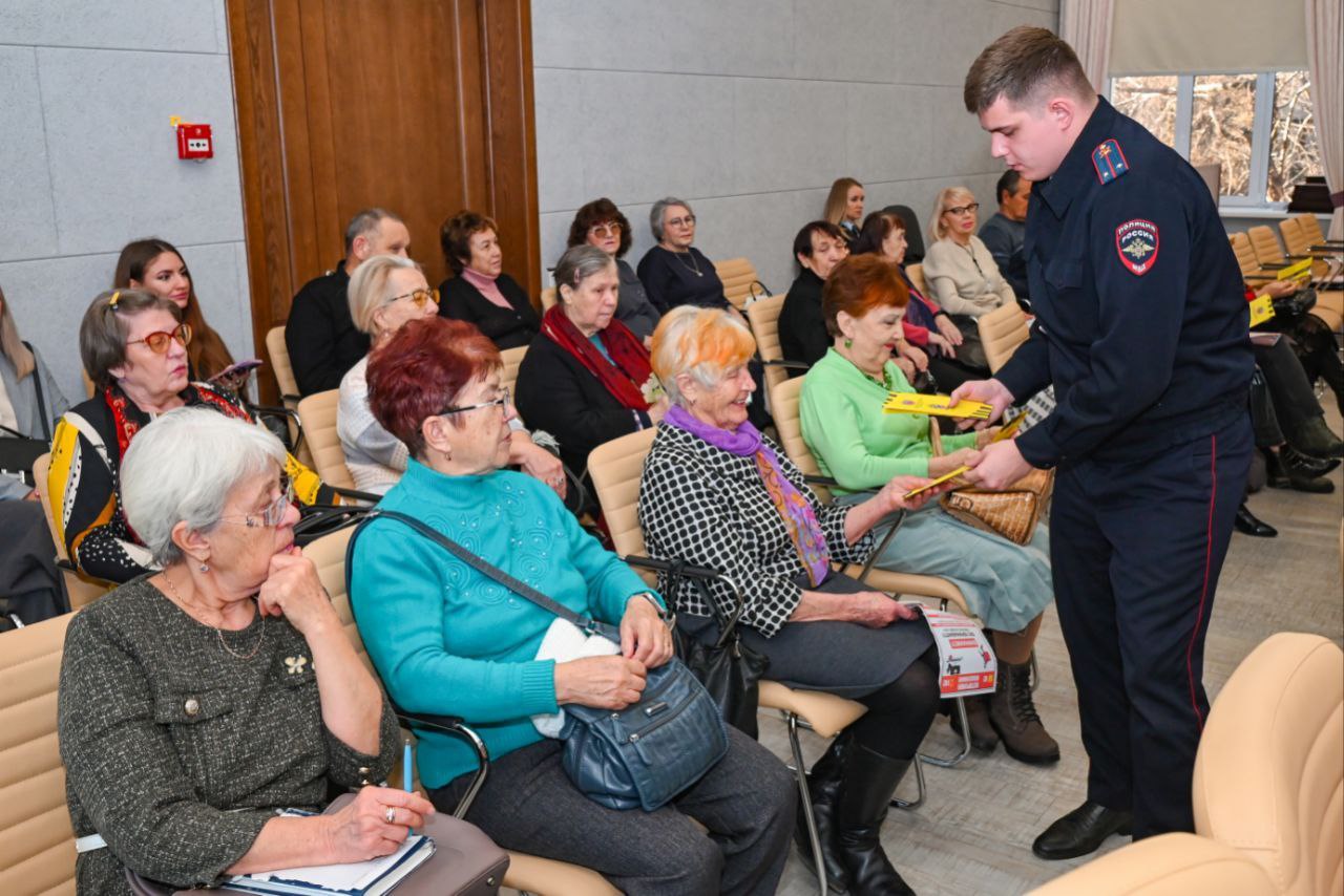 В Барнауле сотрудники полиции провели масштабный форум по профилактике мошенничества с пенсионерами краевой столицы В Барнауле сотрудники полиции провели масштабный форум по профилактике мошенничества с пенсионерами краевой столицы