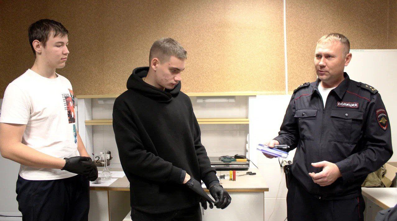 Транспортная полиция и «полицейский класс» Белово отметили годовщину совместной работы Транспортная полиция и «полицейский класс» Белово отметили годовщину совместной работы