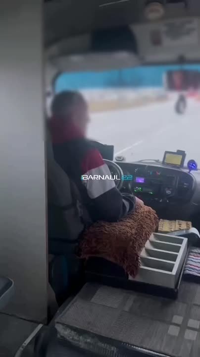 «Телефон тебе разобью»: в Барнауле пропущенная остановка привела к конфликту в маршрутке