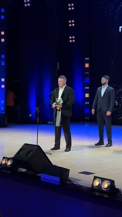 Для награждения на сцену вышел Вячеслав Понуровский, региональный директор сети супермаркетов «Ярче»