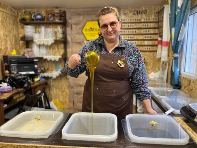 Рубцовчанка Юлия Ильичева борется за звание лучшего пчеловода Алтайского края