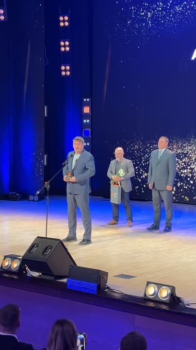 Приглашается на сцену для получения награды Давыд Маргольф, руководитель автосервисовов Makk