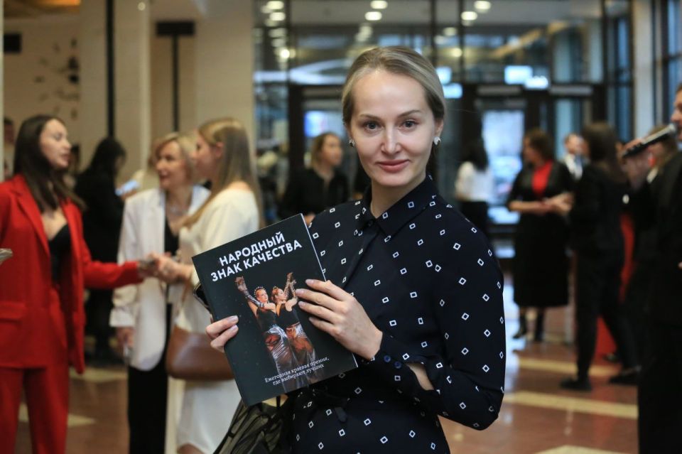 Весь вечер будем ловить гостей премии в объектив! Обязательно найдите себя в большом фотоотчете на сайте amic.ru