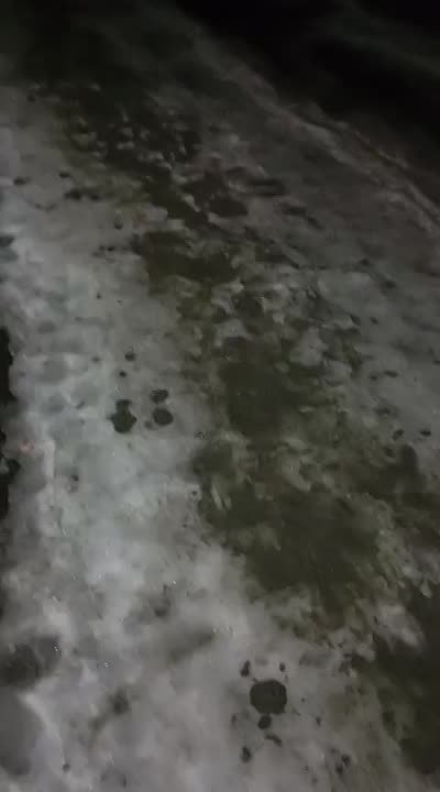 В Камне-на-Оби горожане боятся ходить по улице из-за опасной крыши многоквартирного дома на Пушкина, 45