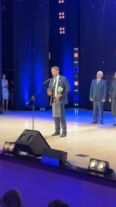 Евгений Самойленко, директор по развитию Барнаульского молочного комбината, поднялся на сцену за наградой