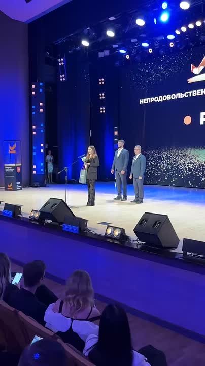 Получает награду Софья Николенко — директор по маркетингу компании