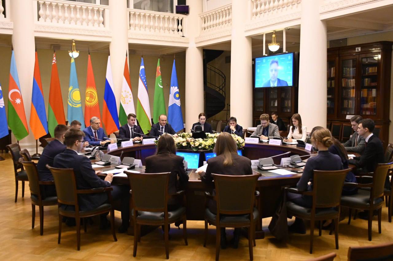 Вчера в Таврическом дворце состоялся круглый стол «Международное электоральное сотрудничество: перспективы и взгляд молодежи» Вчера в Таврическом дворце состоялся круглый стол «Международное электоральное сотрудничество: перспективы и взгляд молодежи»