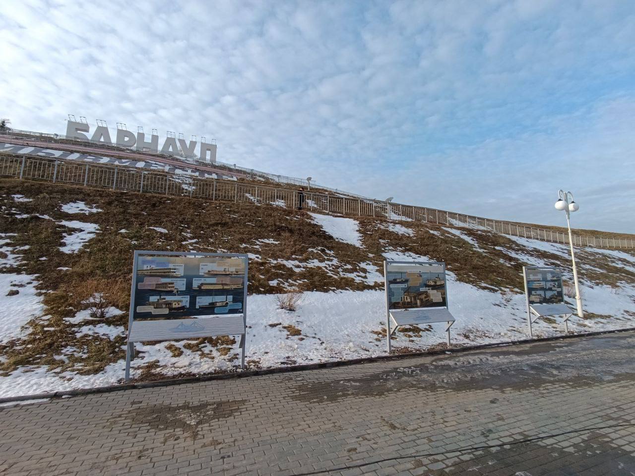 Арт-объект, символизирующий реку Обь, установили на набережной реки в Барнауле Арт-объект, символизирующий реку Обь, установили на набережной реки в Барнауле