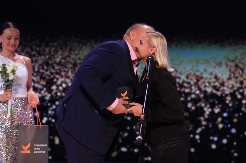 18 ноября в Барнауле состоялось событие, которого с нетерпением ждали многие, – вручение лучшим (по мнению жителей края) предприятиям Алтайского края премии "Народный знак качества" 18 ноября в Барнауле состоялось событие, которого с нетерпением ждали многие, – вручение лучшим (по мнению жителей края) предприятиям Алтайского края премии "Народный знак качества"