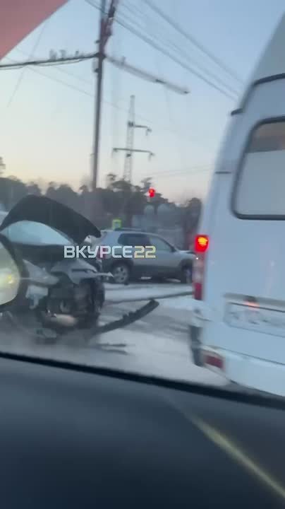 Жесткое столкновение двух легковушек произошло на Змеиногорском тракте в Барнауле