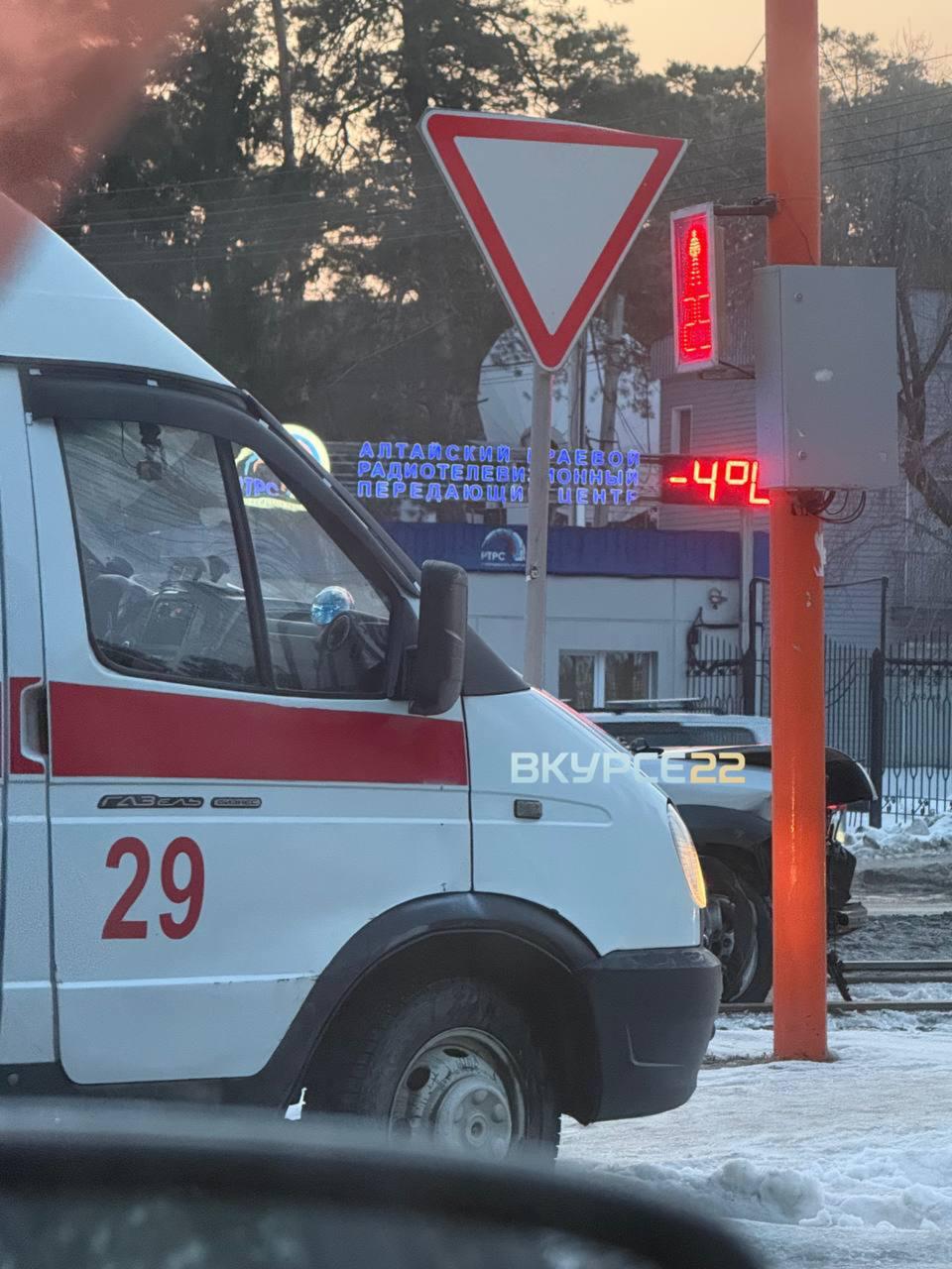 Жесткое столкновение двух легковушек произошло на Змеиногорском тракте в Барнауле Жесткое столкновение двух легковушек произошло на Змеиногорском тракте в Барнауле