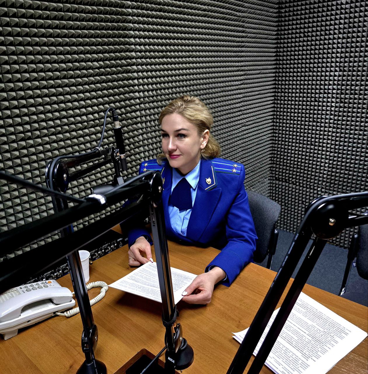 Помощник прокурора Алтайского края Мария Антошкина и прокурор отдела Виталий Попенко на площадке «Вечернего Барнаула» приняли участие в записи подкаста по вопросам профилактики дистанционных хищений Помощник прокурора Алтайского края Мария Антошкина и прокурор отдела Виталий Попенко на площадке «Вечернего Барнаула» приняли участие в записи подкаста по вопросам профилактики дистанционных хищений