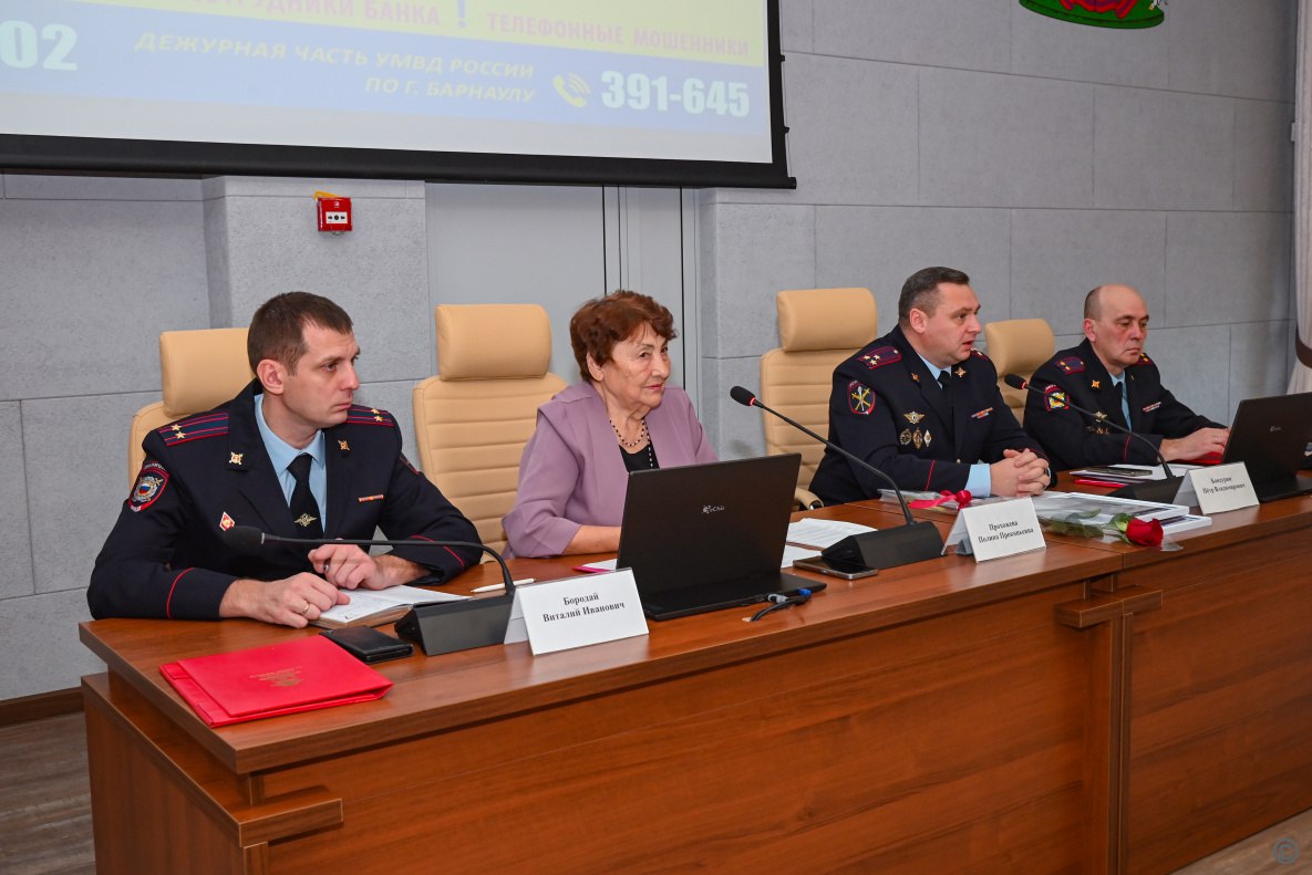 Для барнаульских пенсионеров провели лекцию по профилактике мошенничества Для барнаульских пенсионеров провели лекцию по профилактике мошенничества