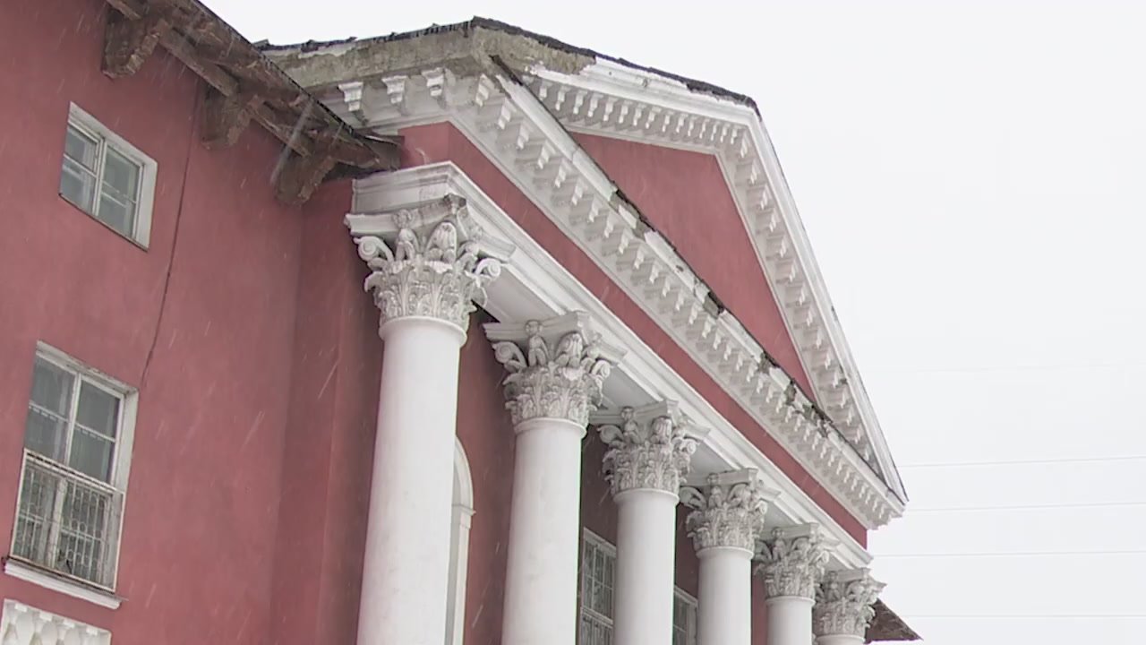 Состояние бывшего ДК Котельщиков в Бийске близко к заброшке