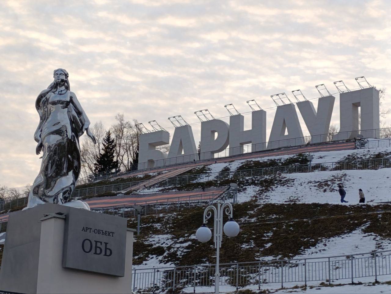 Олицетворяющую Обь скульптуру установили в Барнауле