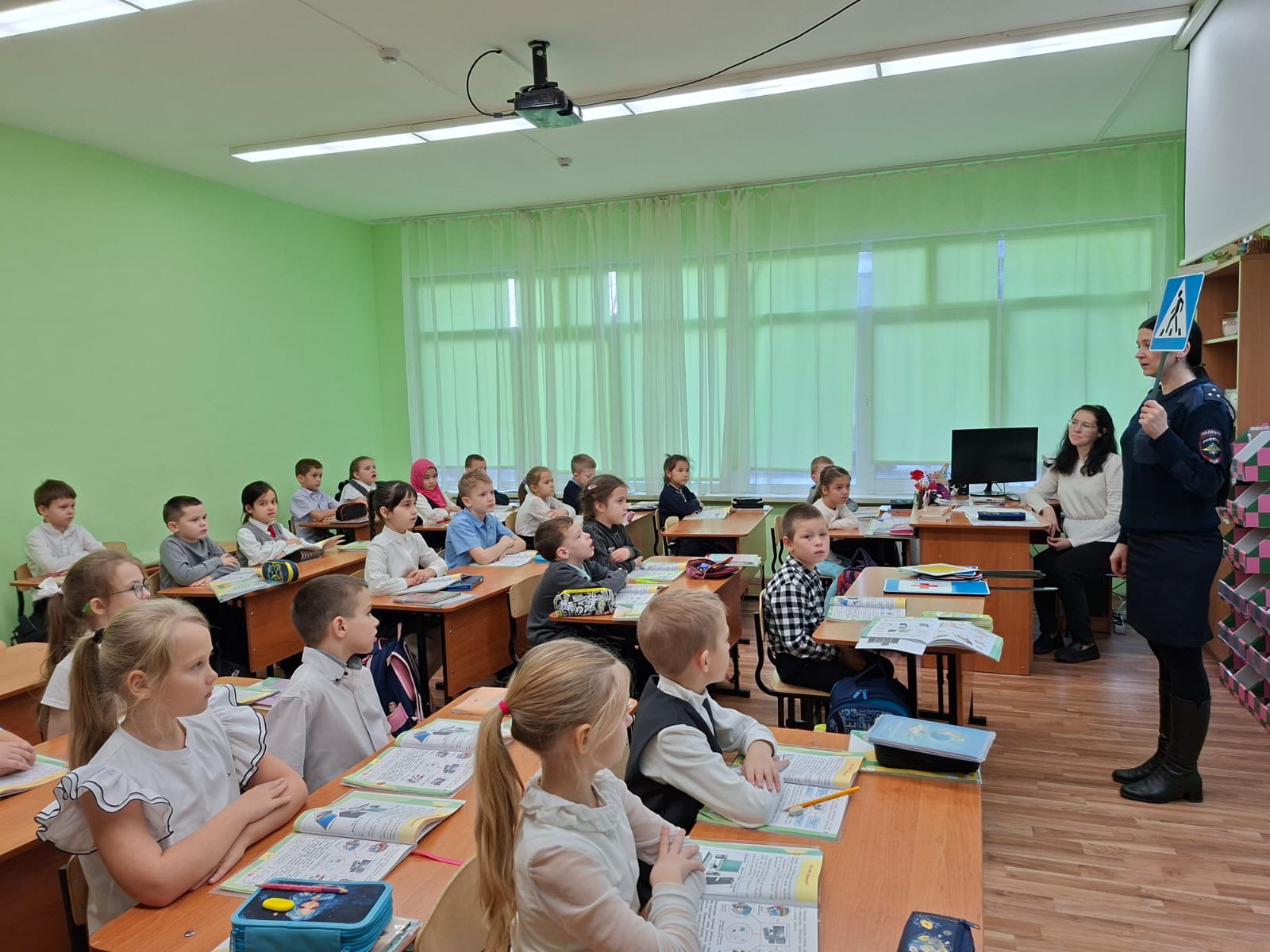 Юным пешеходам напоминают о правилах дорожного движения Юным пешеходам напоминают о правилах дорожного движения