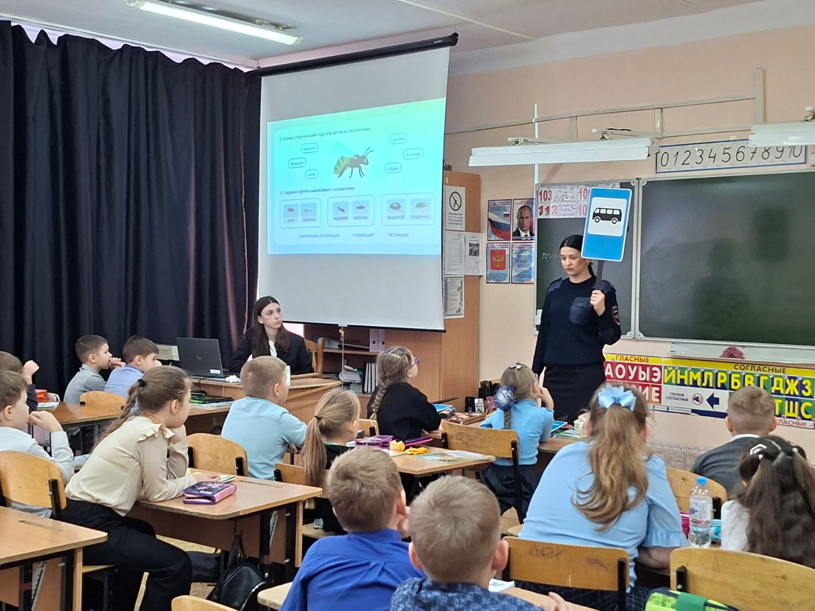 Юным пешеходам напоминают о правилах дорожного движения Юным пешеходам напоминают о правилах дорожного движения