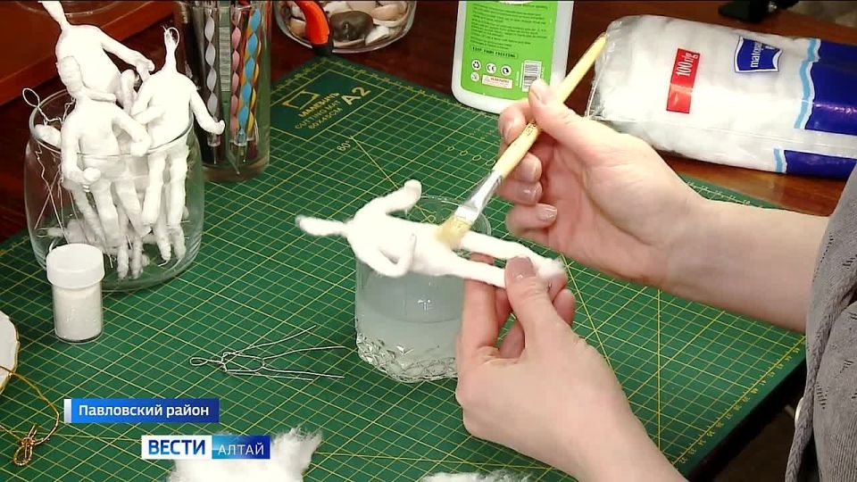 Мастерица из Павловского района делает из ваты новогодних кукол в советском стиле