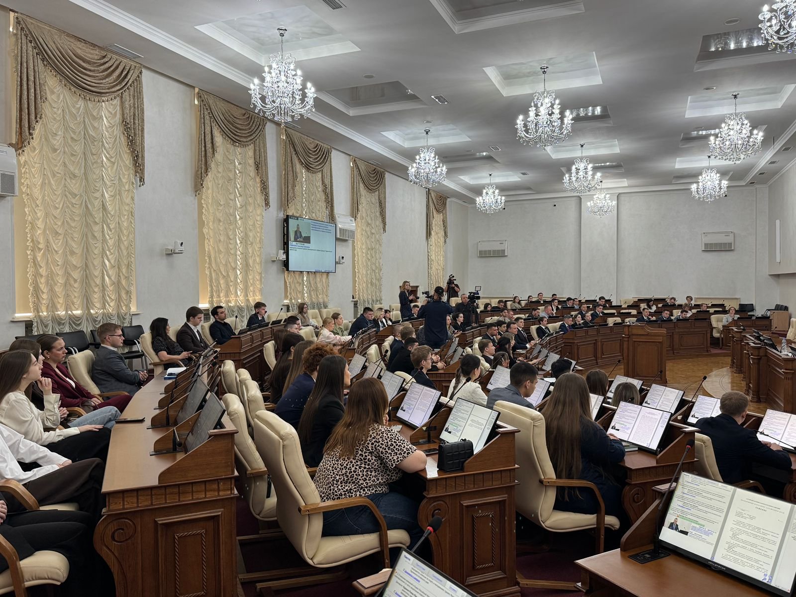 Студенческие семьи, спортивные клубы и кибербулинг обсудили сегодня в Барнауле на 9-й сессии Молодежного парламента Алтайского края Студенческие семьи, спортивные клубы и кибербулинг обсудили сегодня в Барнауле на 9-й сессии Молодежного парламента Алтайского края