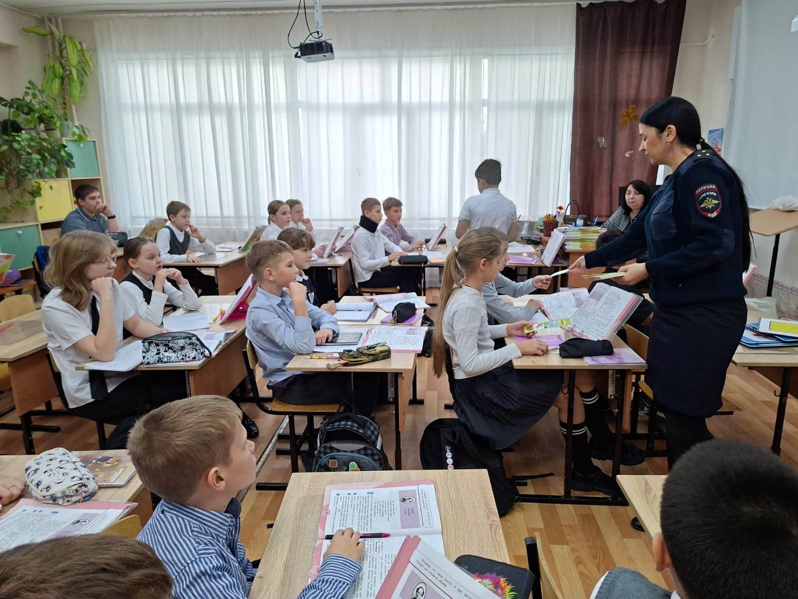 Юным пешеходам напоминают о правилах дорожного движения Юным пешеходам напоминают о правилах дорожного движения