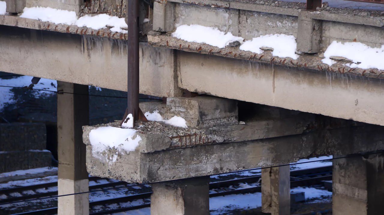 Путепровод на Калинина находится не в лучшей своей форме Путепровод на Калинина находится не в лучшей своей форме