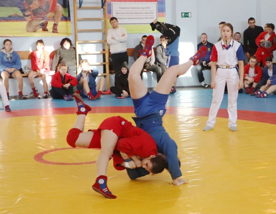 В краевых турнирах, посвящённых Всероссийскому дню самбо, больше всех медалей завоевали борцы бийской СШОР №3