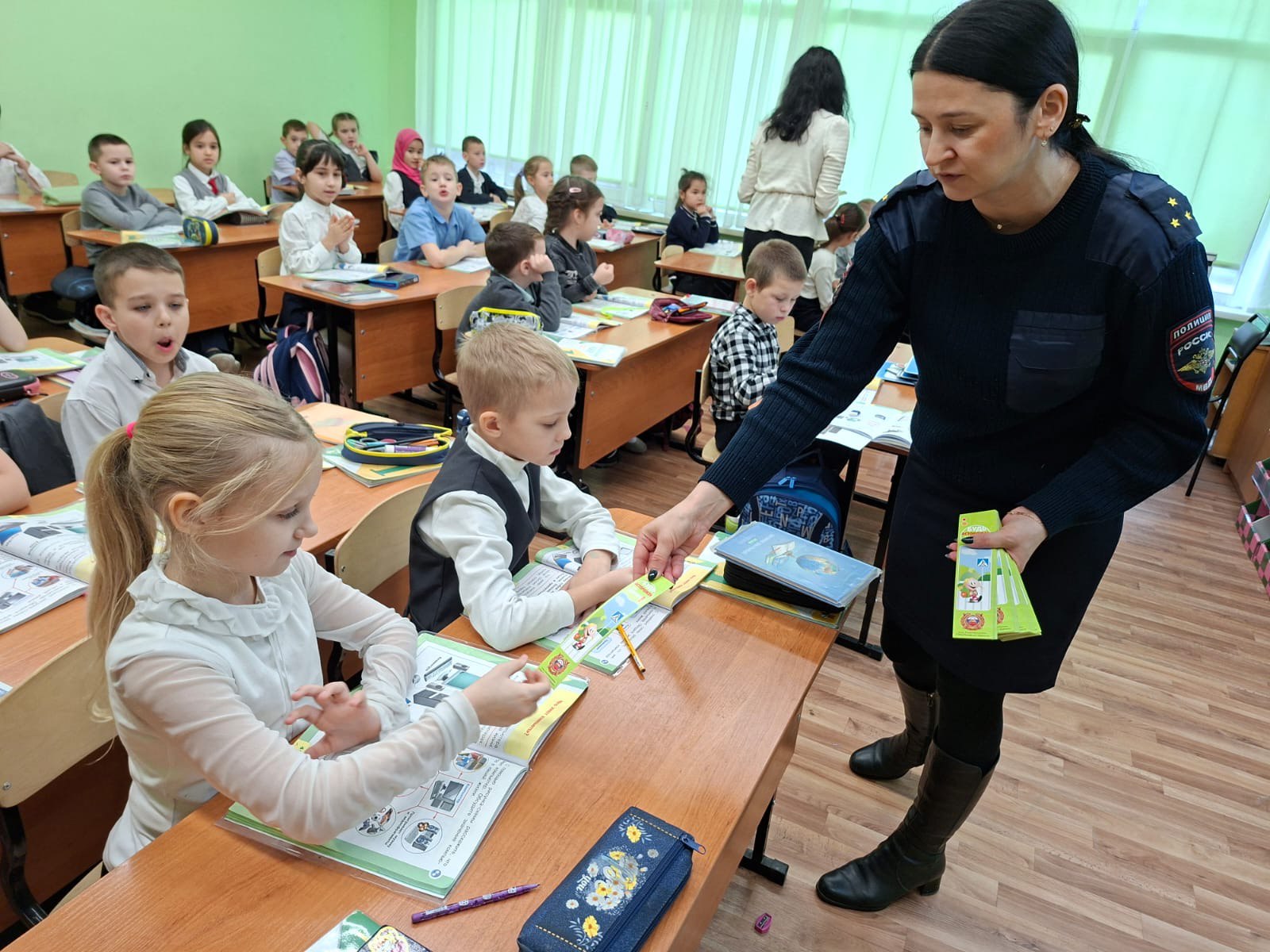 Юным пешеходам напоминают о правилах дорожного движения Юным пешеходам напоминают о правилах дорожного движения