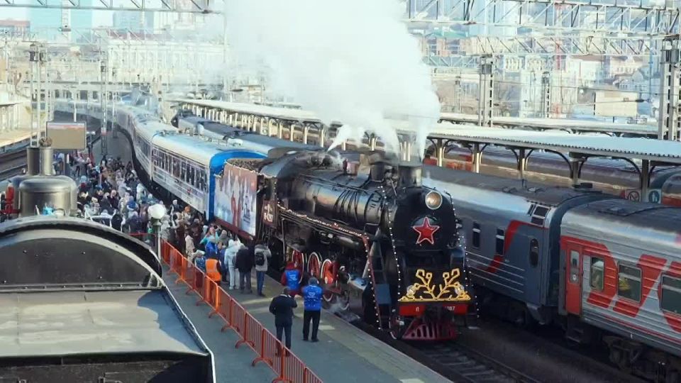"Поезд Деда Мороза" отправился в путешествие по России