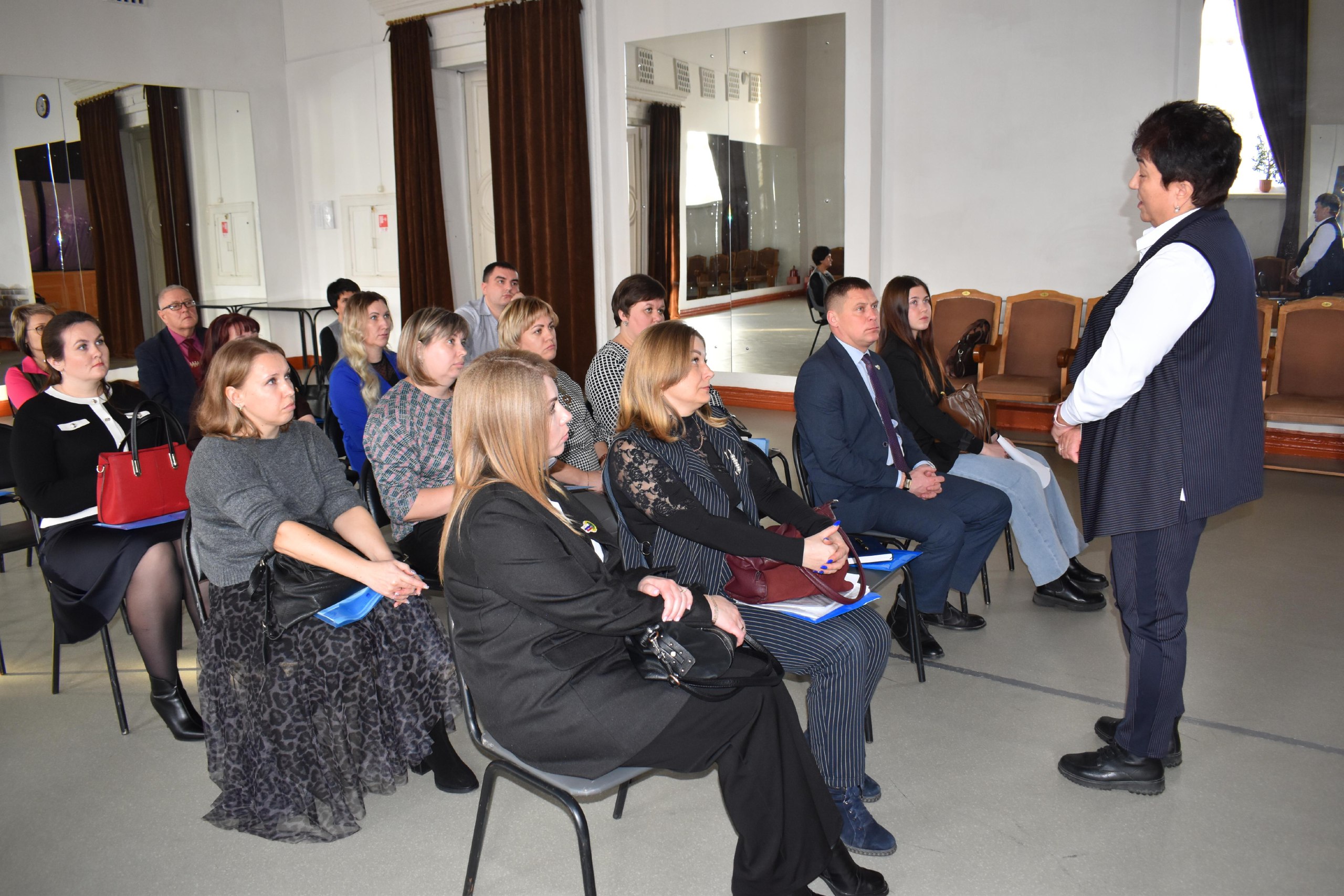 В Бийске прошел окружной семинар-совещание «О защите социально-экономических прав трудящихся в современных условиях» В Бийске прошел окружной семинар-совещание «О защите социально-экономических прав трудящихся в современных условиях»