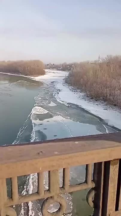 В Бийске двое подростков вышли на тонкий лед