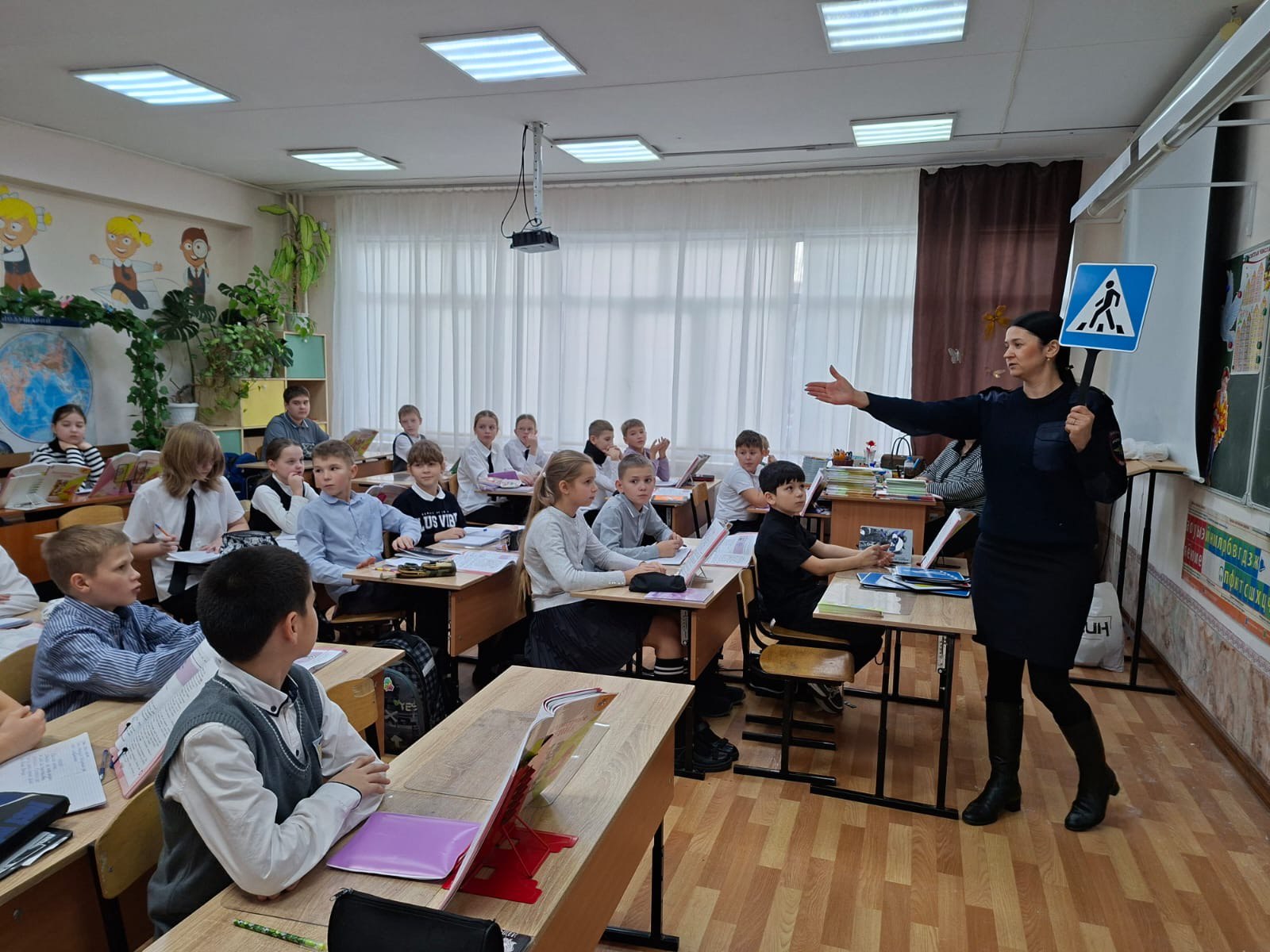 Юным пешеходам напоминают о правилах дорожного движения Юным пешеходам напоминают о правилах дорожного движения