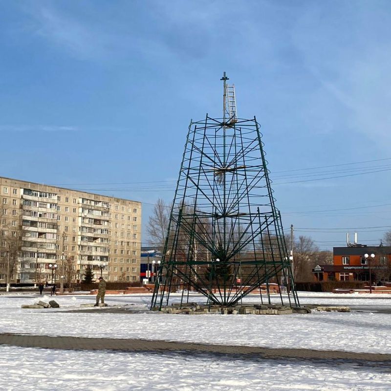 Новогоднюю ель устанавливают на центральной площади в Заринске