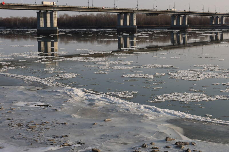 Обь в Барнауле не хочет засыпать: теплая осень удерживает реку от ледостава