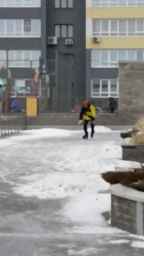 Барнаулец открыл сезон катания на коньках по улицам города