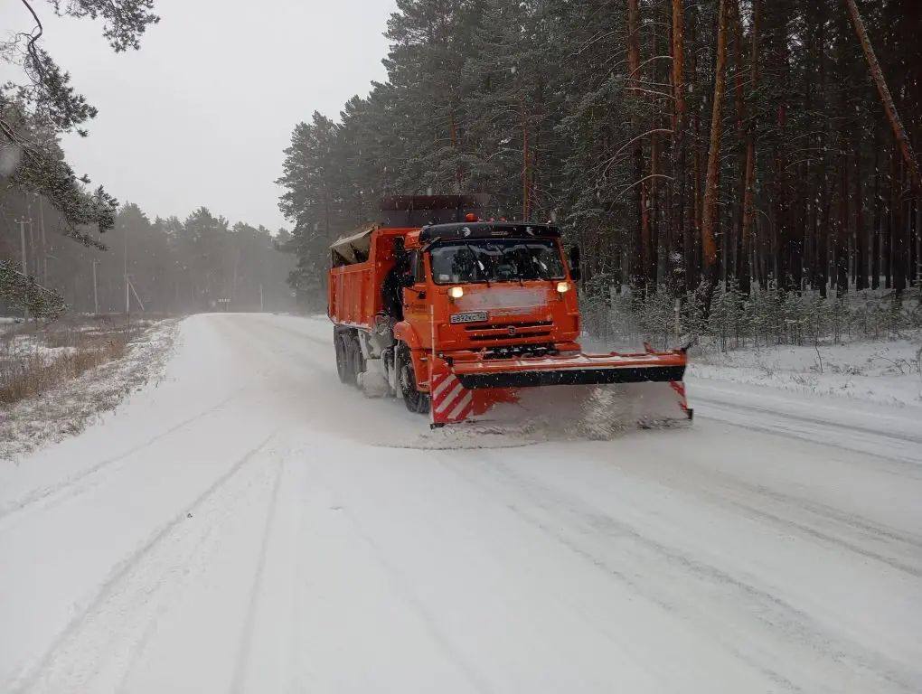 Более 310 единиц техники задействовано на очистке краевых трасс от снега