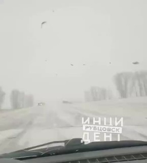 Фура съехала в кювет недалеко от Поспелихи