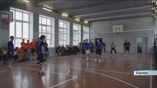 В преддверии Дня морской пехоты в барнаульском лицее №52 прошли соревнования по волейболу