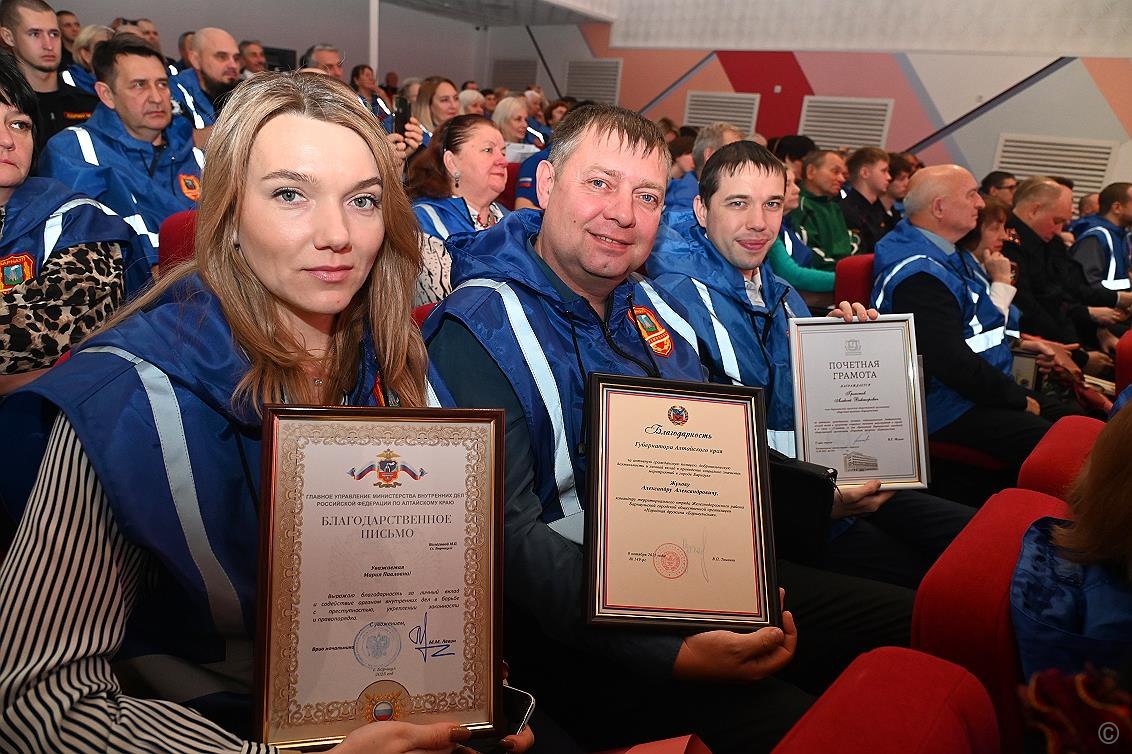 Барнаульских дружинников наградили в честь 15-летия со дня создания общественной организации Барнаульских дружинников наградили в честь 15-летия со дня создания общественной организации