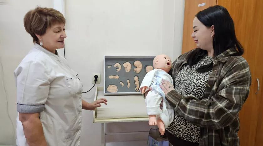 В школе будущих мам ЦГБ Бийска появились муляжи эмбриона и пупса