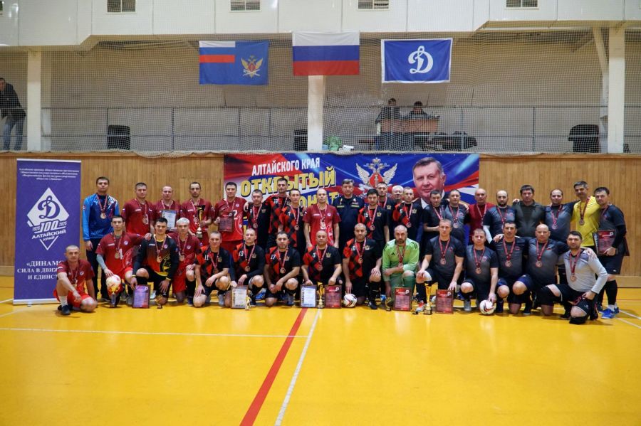 Ветераны правоохранительных и силовых структур соперничали в футзале во время открытого чемпионата УФСИН России по Алтайскому краю
