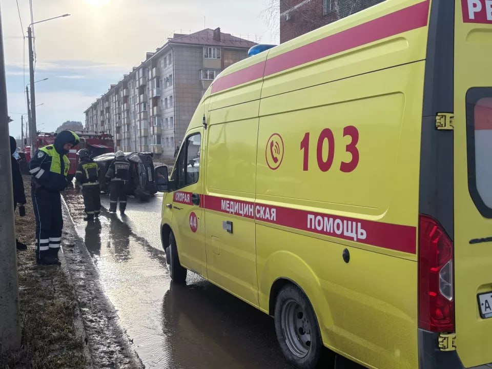 На ул. Матросова в Бийске перевернулся автомобиль На ул. Матросова в Бийске перевернулся автомобиль