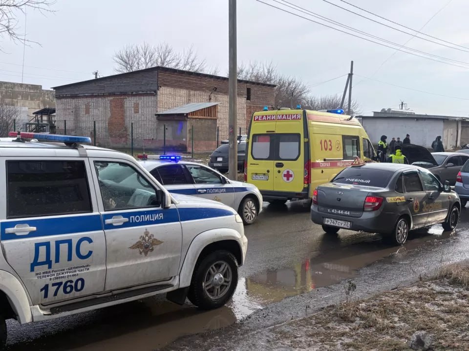 На ул. Матросова в Бийске перевернулся автомобиль На ул. Матросова в Бийске перевернулся автомобиль