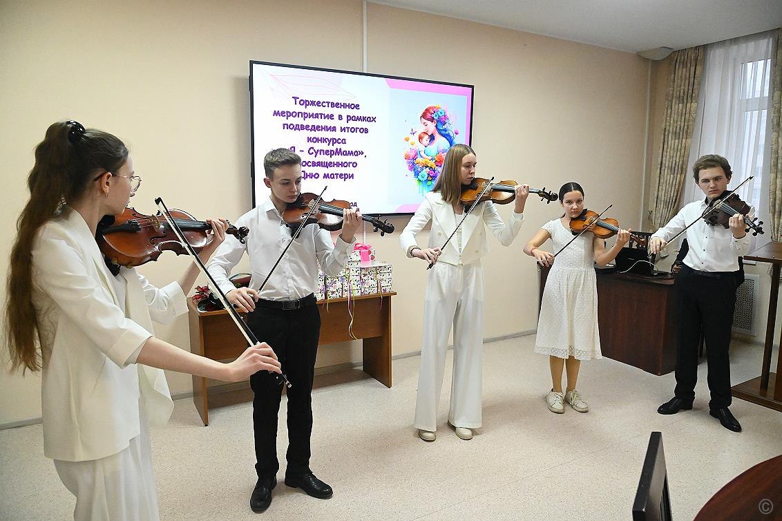В Барнауле подвели итоги конкурса «Я – СуперМама» В Барнауле подвели итоги конкурса «Я – СуперМама»