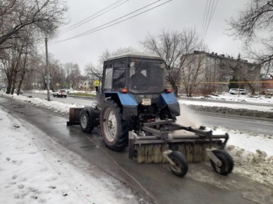 В Барнауле ведется противогололедная обработка и очистка от снега дорог, тротуаров и общественных территорий