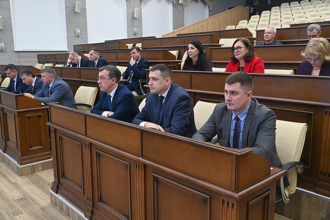 О мерах по борьбе со снежными заносами, обеспечению бесперебойной работы городского транспорта в зимний период доложил председатель комитета по дорожному хозяйству и транспорту города Барнаула Валерий Ведяшкин