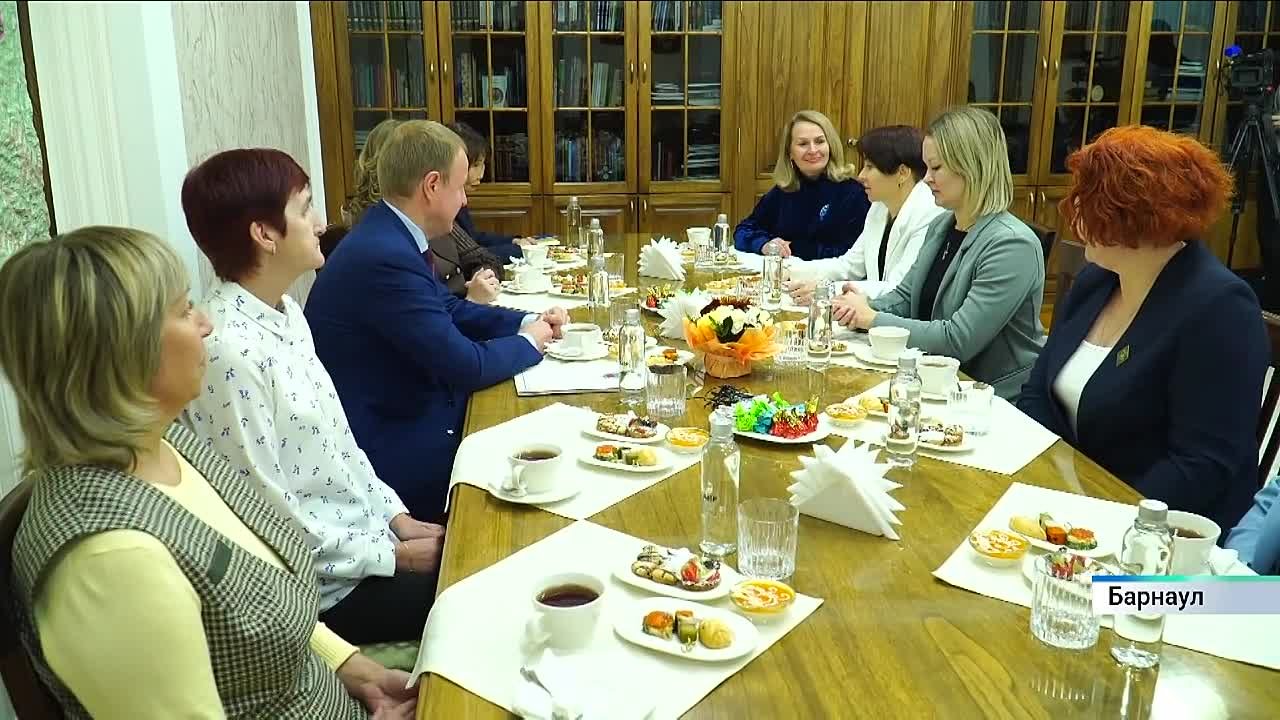 Губернатор Алтайского края Виктор Томенко в преддверии дня матери встретился с матерями и женами участников СВО