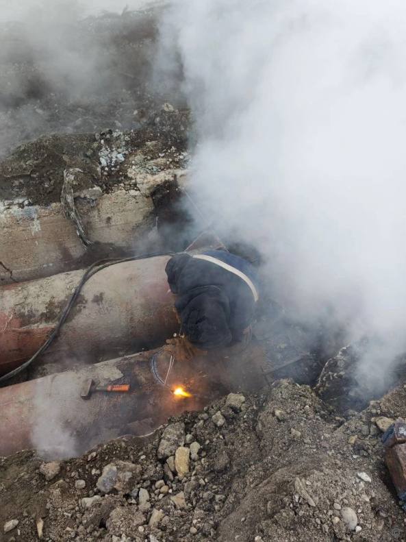 На трубопроводе по адресу ул. Северо-Западная, 103 ведутся сварочные работы, их планируется завершить к 22-00 часов На трубопроводе по адресу ул. Северо-Западная, 103 ведутся сварочные работы, их планируется завершить к 22-00 часов