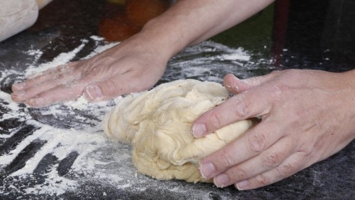 Эластичность не вернуть, но выход есть: что делать со слишком тугим дрожжевым тестом