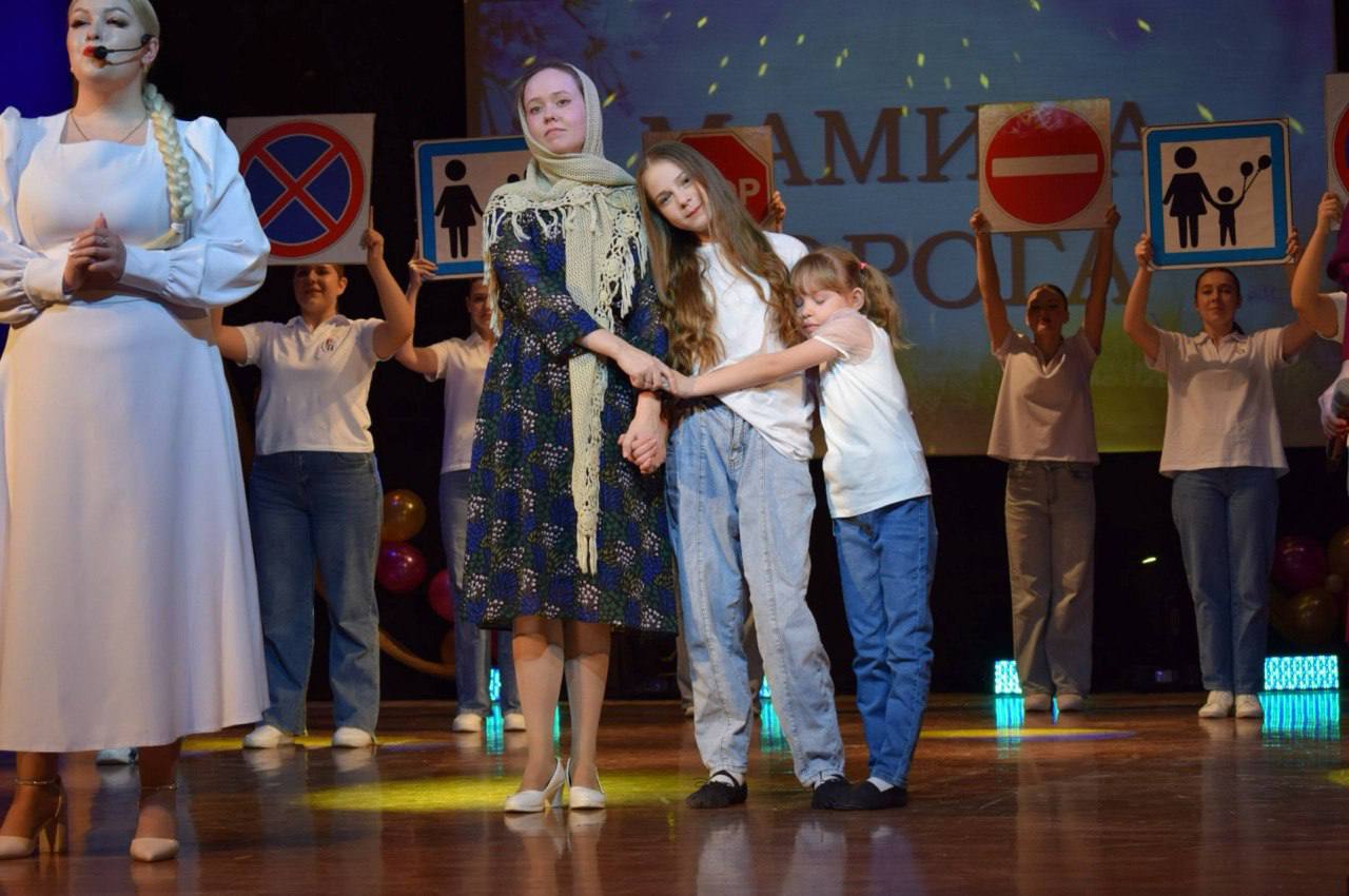 Праздничные мероприятия в честь Дня Матери проходят в Барнауле Праздничные мероприятия в честь Дня Матери проходят в Барнауле