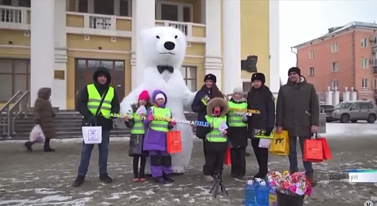 Дорогие мамы!. Госавтоинспекции города Барнаула от всей души поздравляет вас с тёплым и душевным праздником — Днём матери! Мама — это первый учитель, защитник и пример для ребёнка во всём
